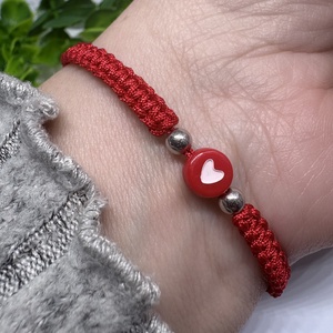 Valentin napi ajándék nőknek-Piros szívecskés makramé karkötő  - ékszer - karkötő - fonott karkötő - Meska.hu