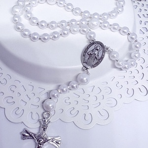    Fehér rózsafüzér díszdobozban keresztelő ajándék, Otthon & Életmód, Vallás, Lánc & Füzér, Ékszerkészítés, Gyöngyfűzés, gyöngyhímzés, MESKA