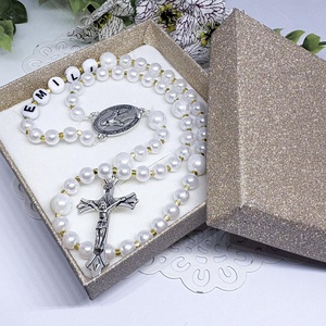    Fehér rózsafüzér díszdobozban keresztelő ajándék - Meska.hu