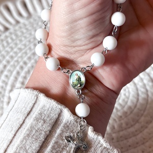 Autós tizedes rózsafüzér � Fehér ónix ásványból, Szent Júdás Tádé éremmel - Meska.hu