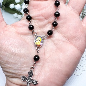 Autós rózsafüzér szentképpel � Több változatban fekete - otthon & életmód - autó - visszapillantó dísz - Meska.hu