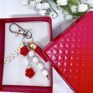 Egyedi MAMA feliratos kulcstartó bordó bojtos díszítéssel piros - táska & tok - kulcstartó & táskadísz - kulcstartó - Meska.hu