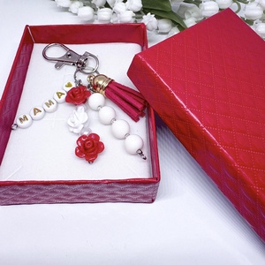 Egyedi MAMA feliratos kulcstartó bordó bojtos díszítéssel piros - Meska.hu