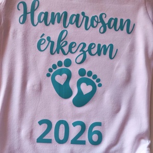 Hamarosan érkezem 2026 � Egyedi babaváró baba body / Gólyahír bejelentő ruha - baba - mama - babaruházat - baba body - Meska.hu