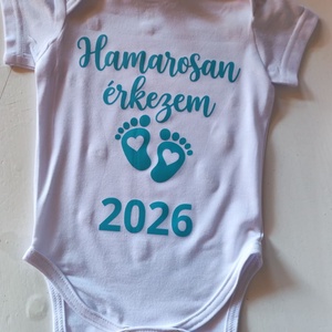 Hamarosan érkezem 2026 � Egyedi babaváró baba body / Gólyahír bejelentő ruha - Meska.hu
