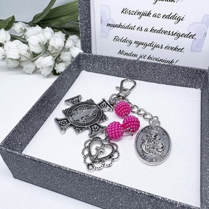 Személyre szóló nyugdíjas ajándékszett / Értékes emlék � Egyedi vallási témájú kulcstartó / táskadísz ciklámen rózsaszín - Meska.hu