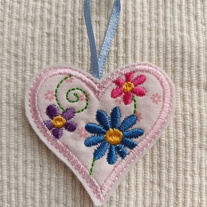 Hímzett szívek - otthon & életmód - dekoráció - fali és függő dekoráció - falra akasztható dekor - Meska.hu