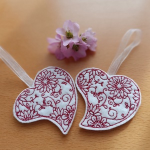 Hímzett szívek - otthon & életmód - dekoráció - fali és függő dekoráció - falra akasztható dekor - Meska.hu