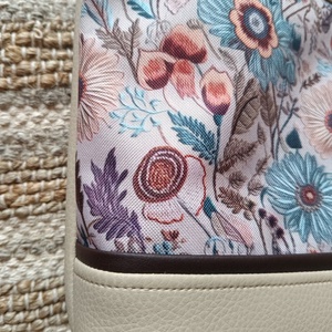 Bézs virágos női válltáska, crossbody - táska & tok - kézitáska & válltáska - vállon átvethető táska - Meska.hu