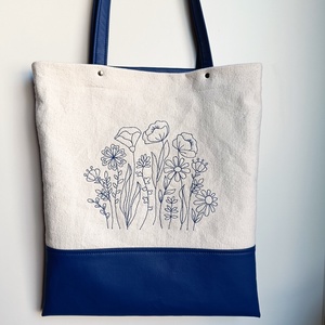 Anyák napi virágos hímzett kék válltáska, Táska & Tok, Bevásárlás & Shopper táska, Shopper, textiltáska, szatyor, Varrás, Hímzés, MESKA
