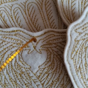 Fehér-arany vintage hímzett karácsonyi dísz 4 darabos csomag - karácsony - karácsonyi lakásdekoráció - karácsonyfadíszek - Meska.hu