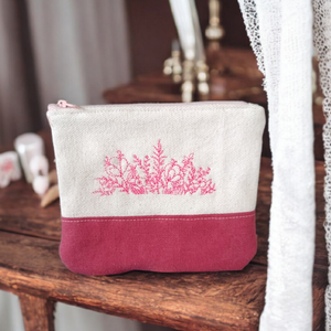 Nosztalgikus hímzett neszeszer, cipzáras tok - Meska.hu