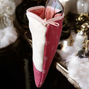 Nosztalgikus hímzett neszeszer, cipzáras tok - táska & tok - neszesszer - Meska.hu