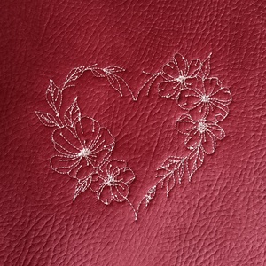 Szíves-virágos hímzett textilbőr neszeszer / cipzáras tok, Táska & Tok, Neszesszer, Varrás, Hímzés, MESKA