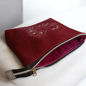 Szíves-virágos hímzett textilbőr neszeszer / cipzáras tok - táska & tok - neszesszer - Meska.hu