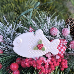 Kerámia karácsonyfadísz halacska - karácsony - karácsonyi lakásdekoráció - karácsonyfadíszek - Meska.hu