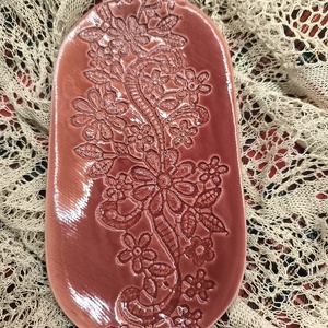 Ovális kínálótál csipke virágos - művészet - szobor - kerámia - Meska.hu