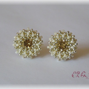 Bézs-ezüst bedugós Swarovski fülbevaló , Ékszer, Fülbevaló, Pötty fülbevaló, Gyöngyfűzés, gyöngyhímzés, Gyöngyfűzéssel készült bedugós fülbevaló, a közepén Swarovski kristályokkal (szín: crystal golden s..., MESKA