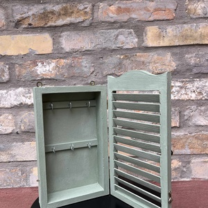 Felújított fa kulcsos szekrényke  - otthon & életmód - dekoráció - fali és függő dekoráció - fali kulcstartó - Meska.hu