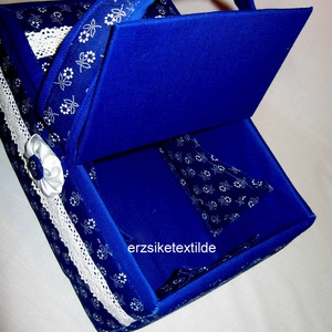 Varró-  vagy kézimunka kosár sötétkék-fehér virágos kékfestő anyagból - otthon & életmód - tárolás & rendszerezés - tárolókosár - Meska.hu