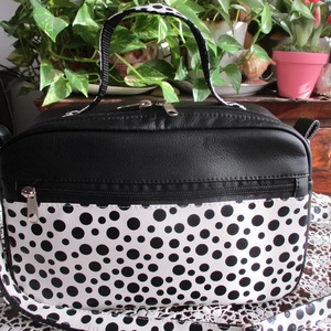 Oldaltáska----Műbőr--, Táska & Tok, Kézitáska & válltáska, Vállon átvethető táska, , Kisméretű oldaltáska
Anyaga. műbőr
Mérete18 cm magas 27cm széles , de az oldalrész körbe 10cm, ezér..., MESKA