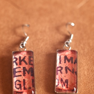 Piros feliratos bélyeg fülbevaló - ékszer - fülbevaló - lógó fülbevaló - Meska.hu