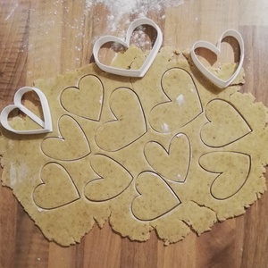 Szíves keksz-, mézeskalács kiszúró - otthon & életmód - konyhafelszerelés, tálalás - sütés, főzés - sütikiszúró - Meska.hu