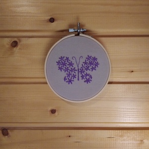 Lila lepke, Otthon & Életmód, Dekoráció, Fali és függő dekoráció, Falra akasztható dekor, Hímzés, MESKA