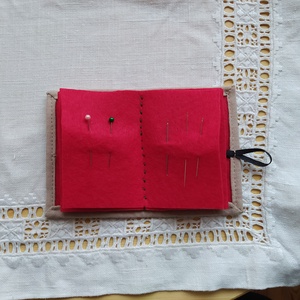 Tűkönyv piros virágokkal - otthon & életmód - lakástextil - varrókellék - Meska.hu