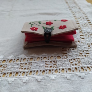Tűkönyv piros virágokkal - otthon & életmód - lakástextil - varrókellék - Meska.hu