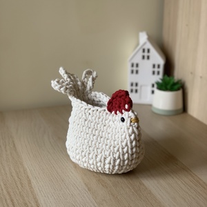 Tyutyu - tyúkos kosár, Otthon & Életmód, Tárolás & Rendszerezés, Tárolókosár, Horgolás, Elragadóan bamba baromfi, kosár formára horgolva. 

A képeken ekrü valamint téglavöö szinekben láth..., MESKA