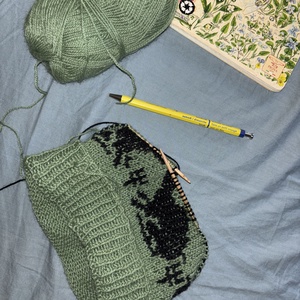 kézzel kötött zöld sapka nyulakkal - ruha & divat - sál, sapka, kendő - sapka - Meska.hu