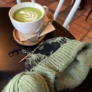 kézzel kötött zöld sapka nyulakkal - ruha & divat - sál, sapka, kendő - sapka - Meska.hu