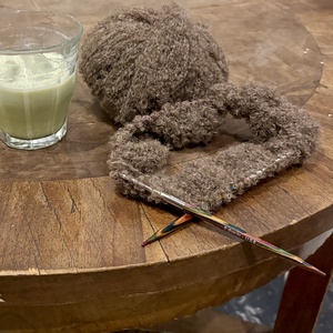 bolyhos kézzel kötött csokoládé barna sapka, alpaka fonalból - ruha & divat - sál, sapka, kendő - sapka - Meska.hu