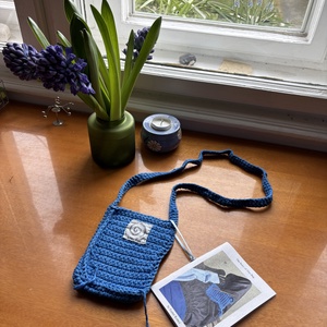 kék horgolt kis táska, telefontartó - táska & tok - pénztárca & más tok - telefontok - Meska.hu