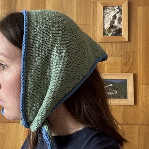 pasztel zöld kötött háromszög kendő kék szegéllyel - ruha & divat - sál, sapka, kendő - kendő - Meska.hu