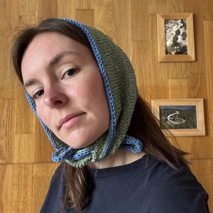 pasztel zöld kötött háromszög kendő kék szegéllyel, Ruha & Divat, Sál, Sapka, Kendő, Kendő, Kötés, MESKA