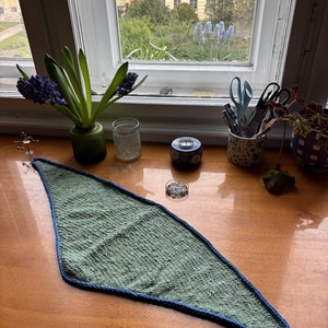 pasztel zöld kötött háromszög kendő kék szegéllyel - ruha & divat - sál, sapka, kendő - kendő - Meska.hu