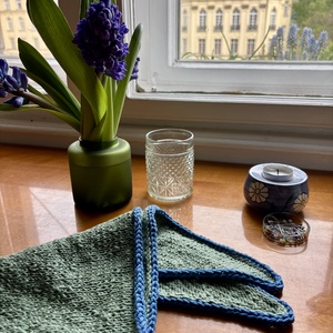 pasztel zöld kötött háromszög kendő kék szegéllyel - ruha & divat - sál, sapka, kendő - kendő - Meska.hu