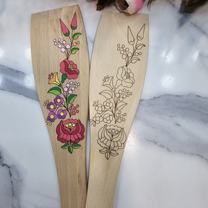 Kalocsai mintás gravírozott és festett fakanál - otthon & életmód - konyhafelszerelés, tálalás - sütés, főzés - fakanál & fakanáltartó - Meska.hu