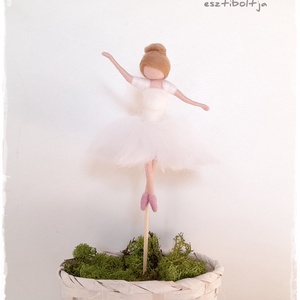 Balerina - tűnemezelt, dísz, függő - otthon & életmód - dekoráció - fali és függő dekoráció - falra akasztható dekor - Meska.hu
