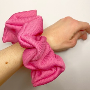 Kötött, magenta XXL scrunchie - ruha & divat - hajdísz & hajcsat - hajgumi - Meska.hu
