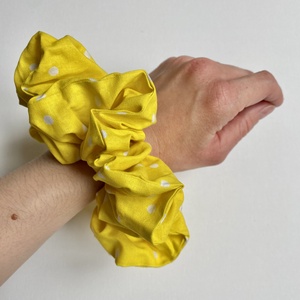 Napsárga, pöttyös XXL scrunchie - ruha & divat - hajdísz & hajcsat - hajgumi - Meska.hu