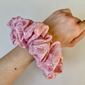 Rózsaszirmos XXL scrunchie - ruha & divat - hajdísz & hajcsat - hajgumi - Meska.hu