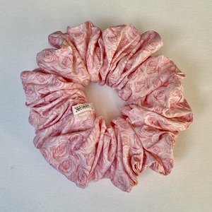 Rózsaszirmos XXL scrunchie - ruha & divat - hajdísz & hajcsat - hajgumi - Meska.hu
