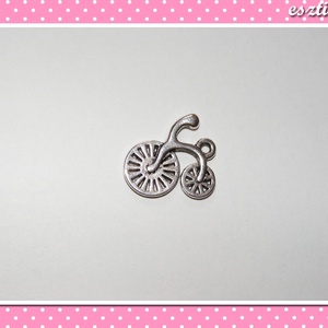 2 db Medál Kerékpár Velocipéd 18x18 mm ezüst színű, Kellékek & szerszámok, Gyöngyfűzés kellékek, Egyéb alkatrész, Ékszerkészítés, Ékszerkészítés, MESKA