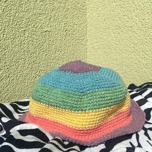 Horgolt bucket hat neon és szivárvány színekben - ruha & divat - sál, sapka, kendő - kalap - Meska.hu