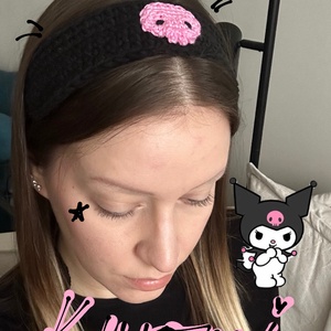 Horgolt fejpánt/hajpánt - sanrio karakter inspirálta (Hello Kitty, Kuromi, Mocha, My Melody) - ruha & divat - hajdísz & hajcsat - hajráf & hajpánt - Meska.hu