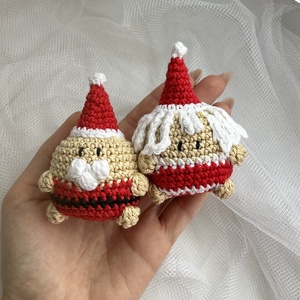 Horgolt chubby mikulás és mikulásné amigurumi figurák - egy pár - karácsony - karácsonyi lakásdekoráció - karácsonyfadíszek - Meska.hu