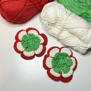 Kézzel horgolt virág alakú kokárda � háromrétegű design, 100% pamut - ékszer - kitűző és bross - Meska.hu